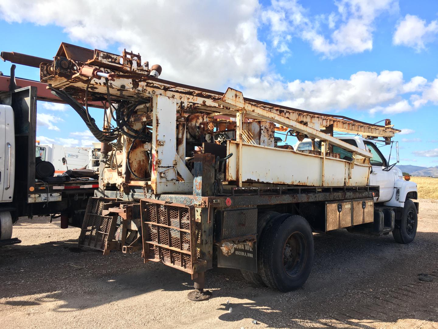 CAMION GMC CON PERFORADORA 